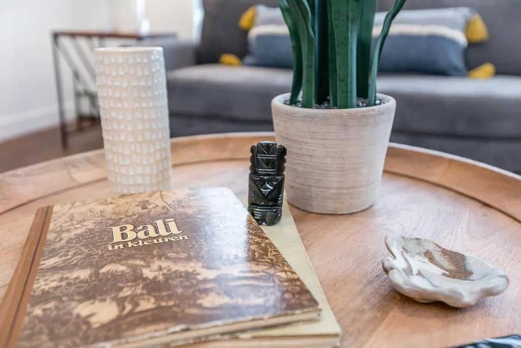 Bali Vibes Suite, Secure Ug Parking, 5 Min To Dt & Rogers Place, Long Stays, Fast Wifi Edmonton Kanada