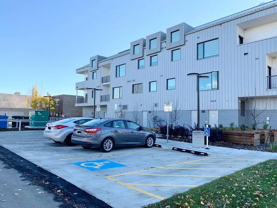 Bali Vibes Suite, Secure Ug Parking, 5 Min To Dt & Rogers Place, Long Stays, Fast Wifi Edmonton