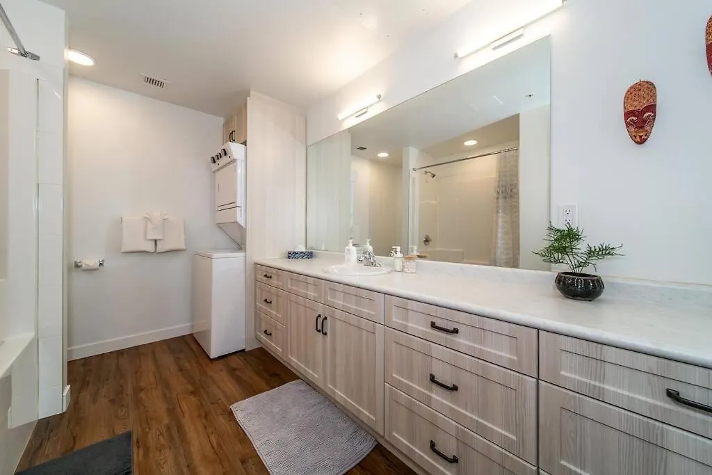 Bali Vibes Suite, Secure Ug Parking, 5 Min To Dt & Rogers Place, Long Stays, Fast Wifi Edmonton