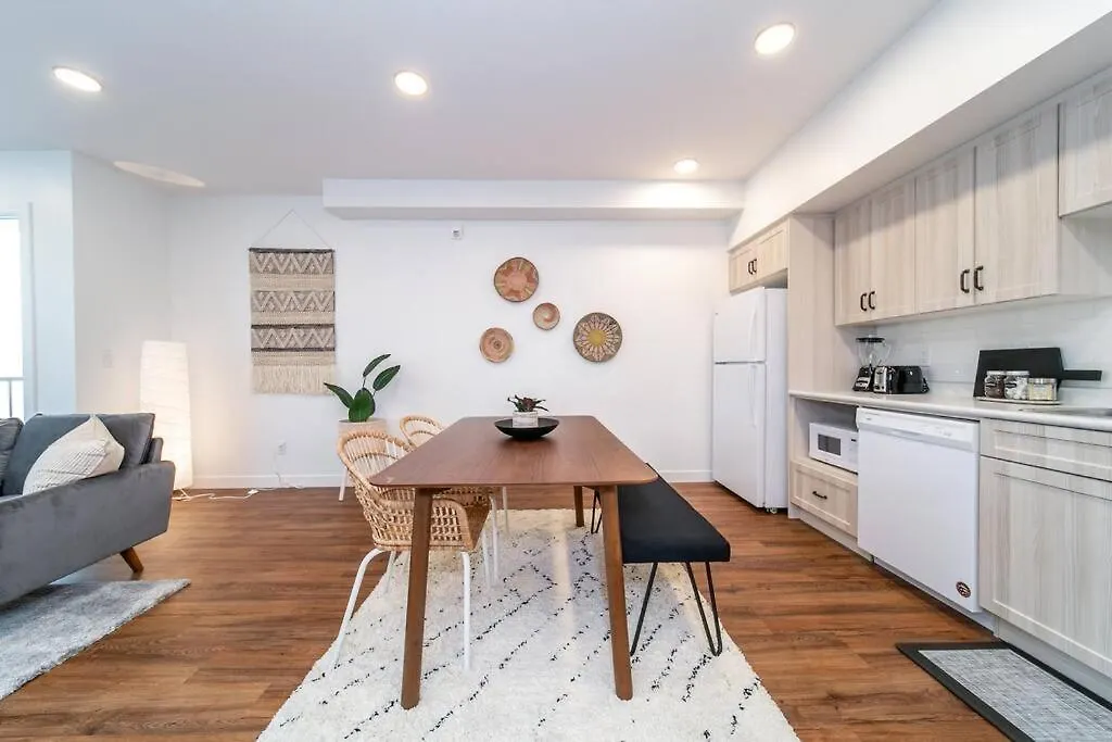 Bali Vibes Suite, Secure Ug Parking, 5 Min To Dt & Rogers Place, Long Stays, Fast Wifi Edmonton Apartman